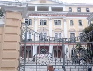 Δάσκαλοι οδήγησης διαμαρτύρονται έξω από το υπουργείο Μακεδονίας - Θράκης (φωτο)